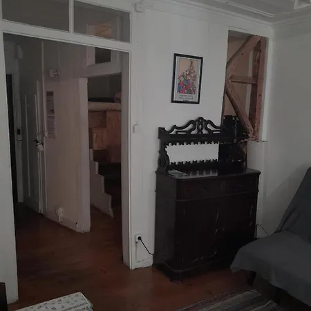 Chiado / Carmo Small Artist Apartment Lisbon